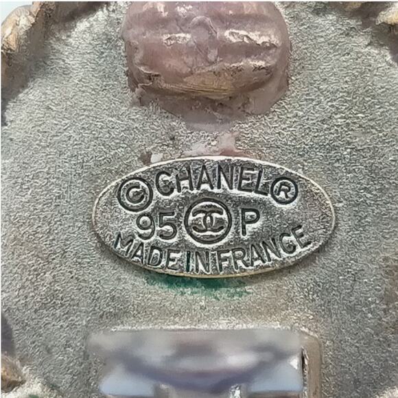 Chanel Black and 24k Gold-Plated Clip-on Earrings - Picture 6 of 9